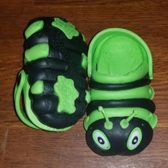 Toddler Black and Green Caterpillar Crocs - Picture 4 of 5
